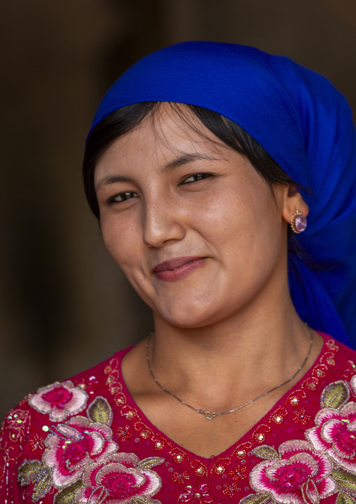 Young uyghur woman, in market, Yarkand, Xinjiang uyghur autonomous region, China
