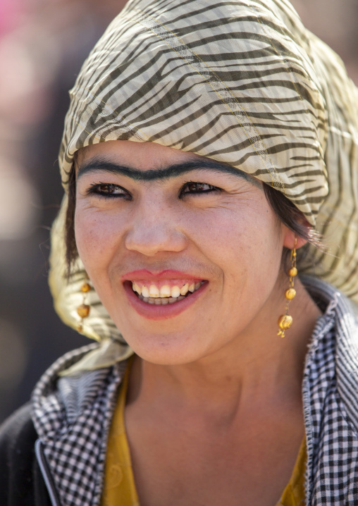 Uyghur woman, Opal, Xinjiang uyghur autonomous region, China