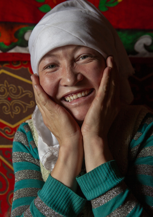 Smiling kyrgyz woman, Xinjiang Uyghur Autonomous Region, Karakul lake, China