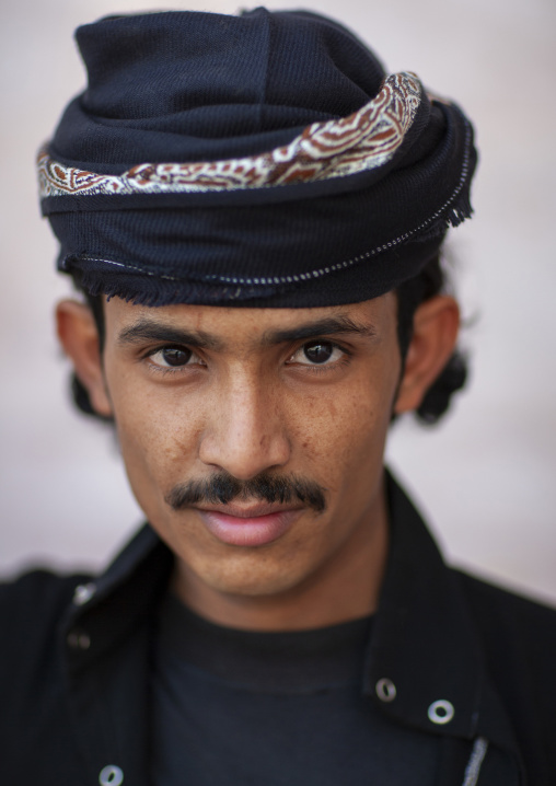 Portrait of a saudi man wearing a keffiyeh, Jizan province, Addayer, Saudi arabia