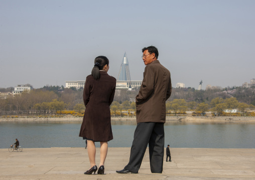 North korean couple on the banks of the taedong river, Directly governed city, Pyongyang, North Korea