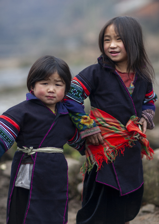 Black Hmong kids in traditional clothing, Lao Cai province, Sapa, Vietnam