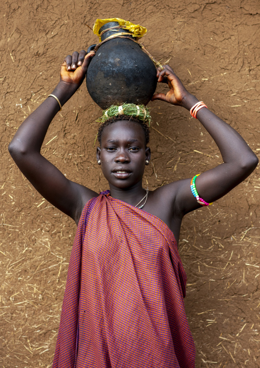 Bodi tribe woman carrying a clay pot on head, Omo Valley, Hana Mursi, Ethiopia