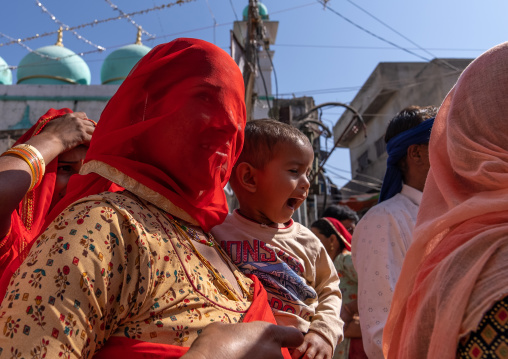 Rajasthani woman with her baby in the arms, Rajasthan, Pushkar, India