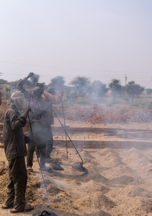 Indian workers in a brick factory, Rajasthan, Mandawa, India