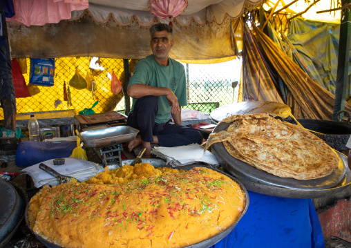 Indian man selling tradional street food, Jammu and Kashmir, Srinagar, India