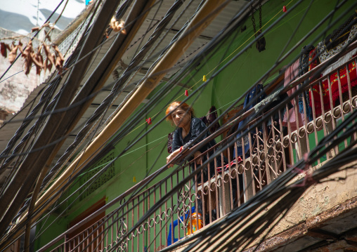 Indian woman on her balcony in old Delhi, Delhi, New Delhi, India