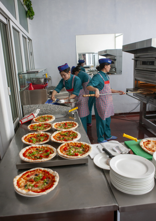 North Korean pizzeria cooks in an italian restaurant, DGC, Pyongyang, North Korea