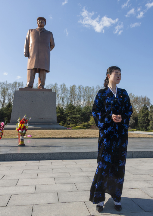 Woman in front of Dear leader Kim il Sung statue, North Hamgyong, Chongjin, North Korea