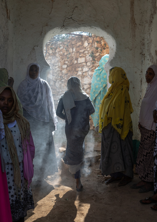 Harari women chanting during a muslim ceremony, Harari Region, Harar, Ethiopia