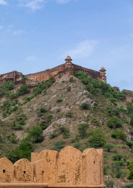 The long wall surrounding Amer fort, Rajasthan, Amer, India