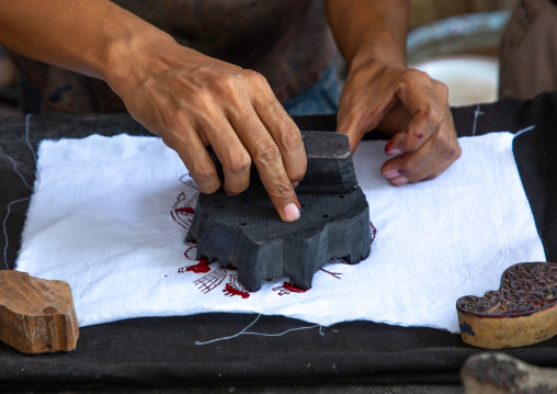 Indian worker with block printing traditional process, Rajasthan, Jaipur, India