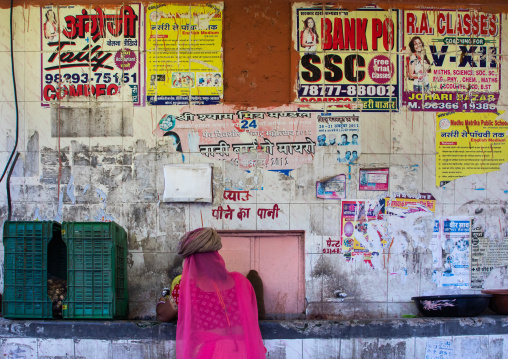 Indian woman collecting water in the street during ther heat wave, Rajasthan, Jaipur, India