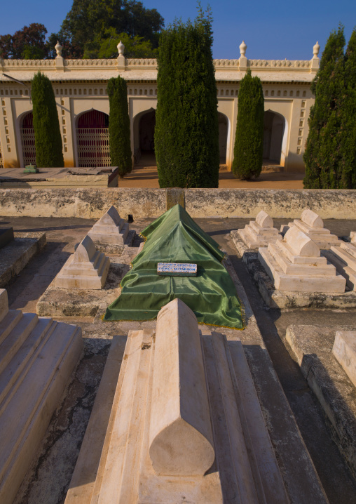 Tombs Surrounding The Gumbaz Mausoleum Of The Muslim Sultan Tipu And His Relatives, Srirangapatna, India