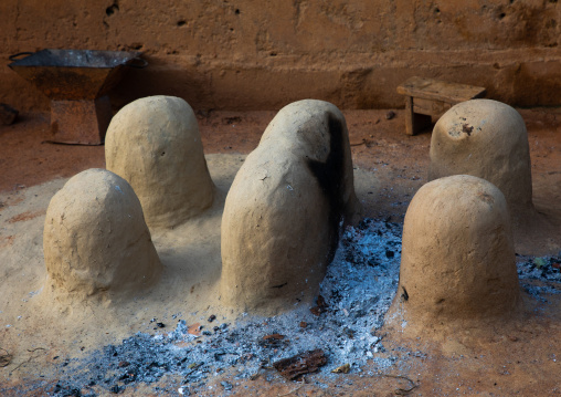 Traditional fireplace to cook in a village, Région des Lacs, Yamoussoukro, Ivory Coast