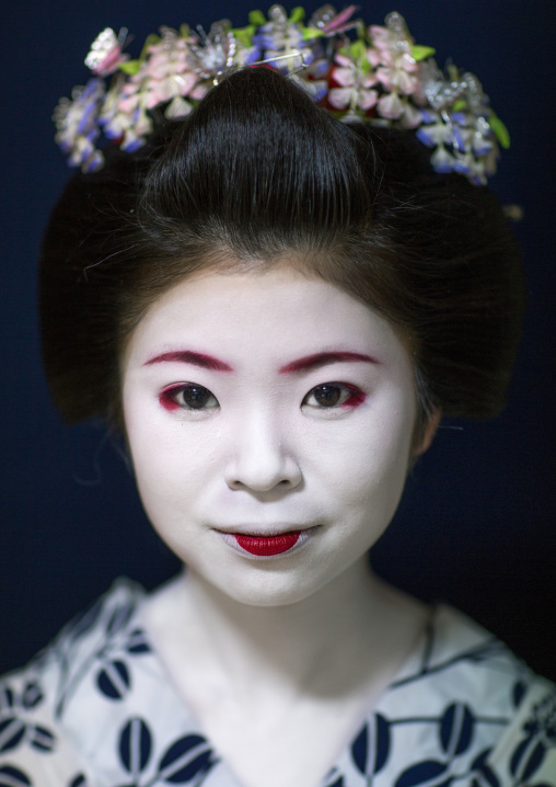 Portrait of a 16 years old maiko called chikasaya, Kansai region, Kyoto, Japan