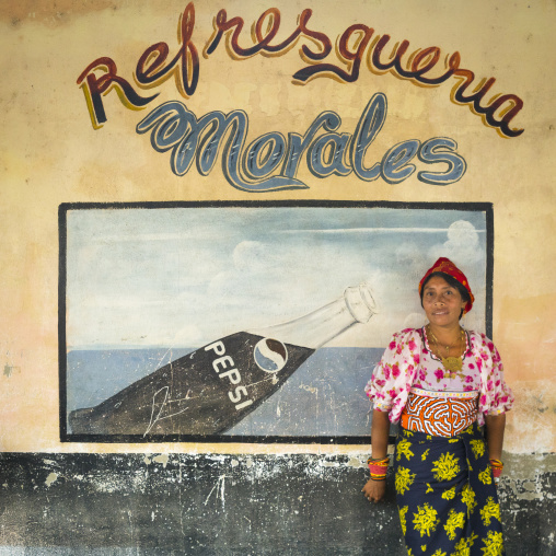 Panama, San Blas Islands, Mamitupu, Kuna Tribe Woman In Front Of A Pepsi Advertising