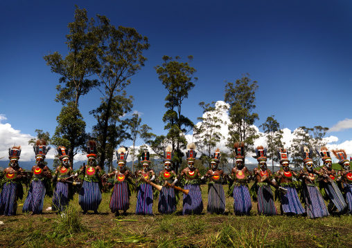 Kunga warriors dancing and beating drums during a sing-sing, Western Highlands Province, Mount Hagen, Papua New Guinea