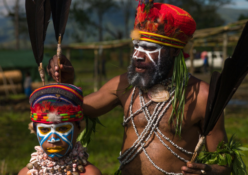 Highlander father and kid during a sing sing ceremony, Western Highlands Province, Mount Hagen, Papua New Guinea