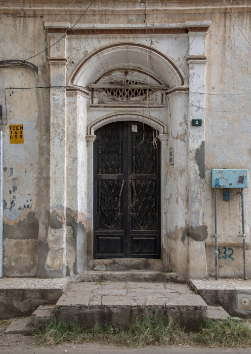 Metallic door of an old house, Mecca province, Taïf, Saudi Arabia