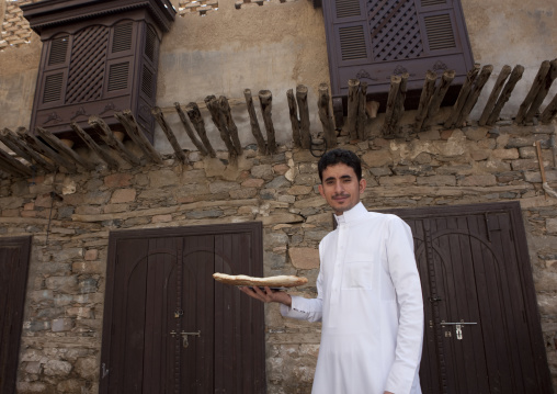 Portrait of a saudi man with bread, Mecca province, Jeddah, Saudi Arabia