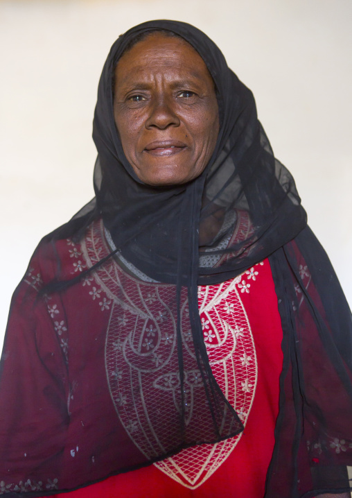 Sudan, Kush, Bagrawiyah, nubian lady dressed in the traditional, colourful tub